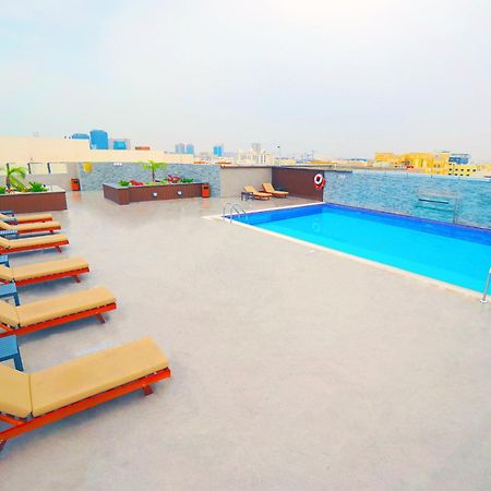 The Grand Lux Hotel 도하 외부 사진 Rooftop pool at the hotel