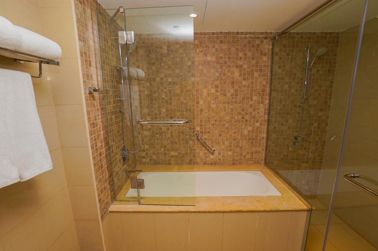 The Grand Lux Hotel 도하 외부 사진 A bathtub with a shower enclosure