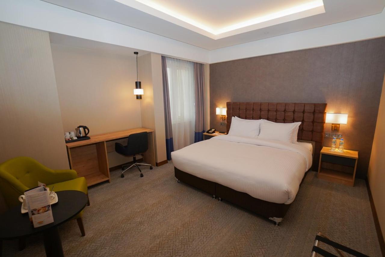 The Grand Lux Hotel 도하 외부 사진 A room at the hotel