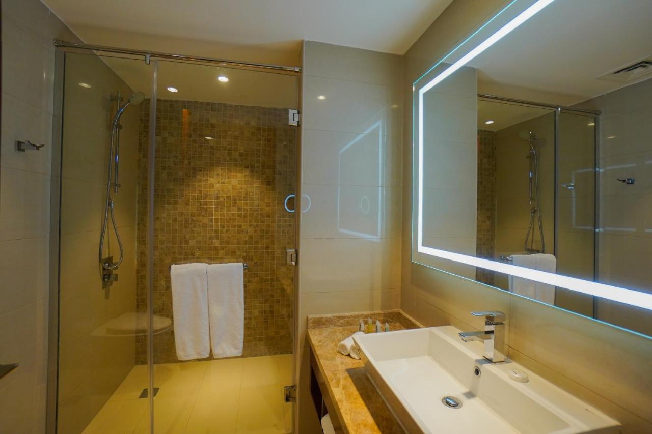 The Grand Lux Hotel 도하 외부 사진 Bathroom