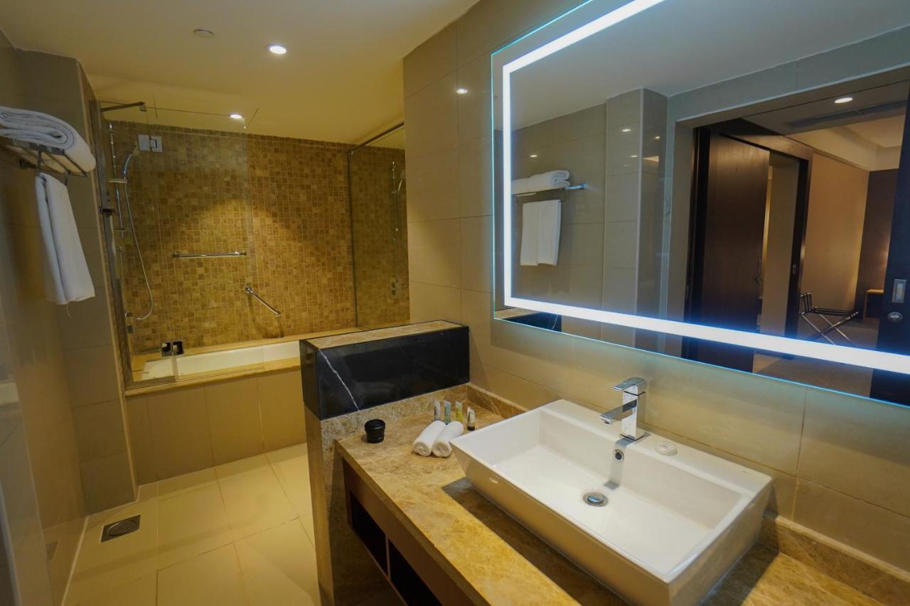 The Grand Lux Hotel 도하 외부 사진 Bathroom