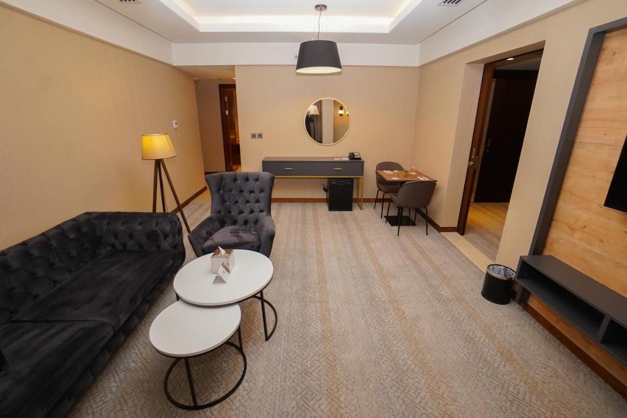 The Grand Lux Hotel 도하 외부 사진 A suite at the hotel