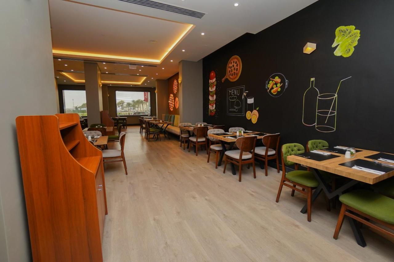 The Grand Lux Hotel 도하 외부 사진 Interior of a restaurant in Cairo, Egypt