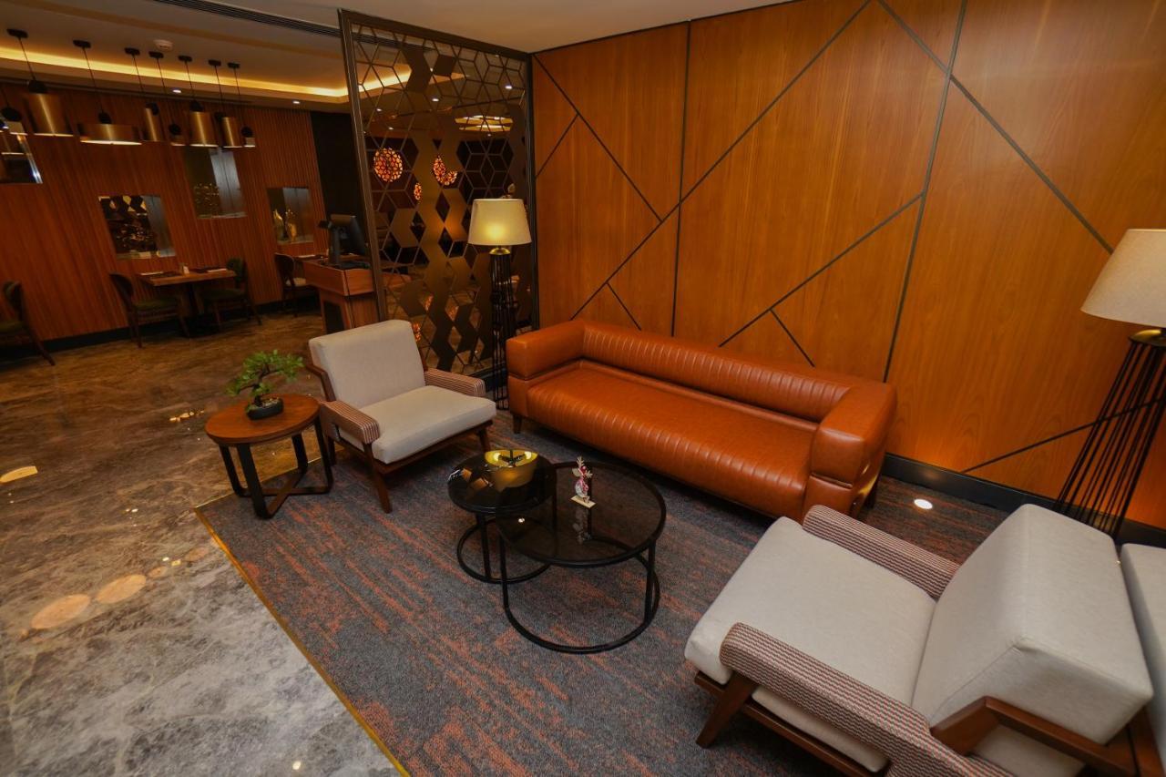 The Grand Lux Hotel 도하 외부 사진 The interior of the hotel