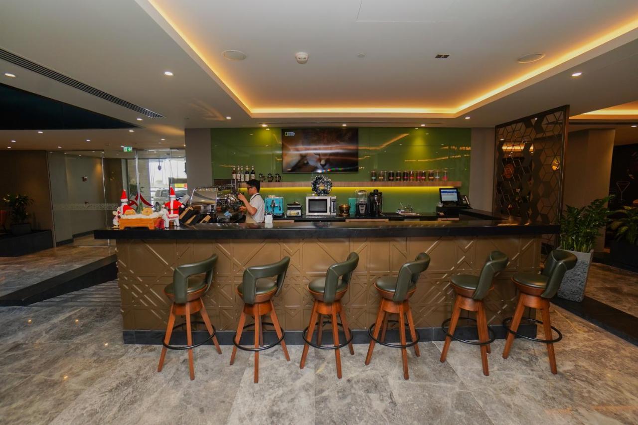 The Grand Lux Hotel 도하 외부 사진 The bar at the lounge