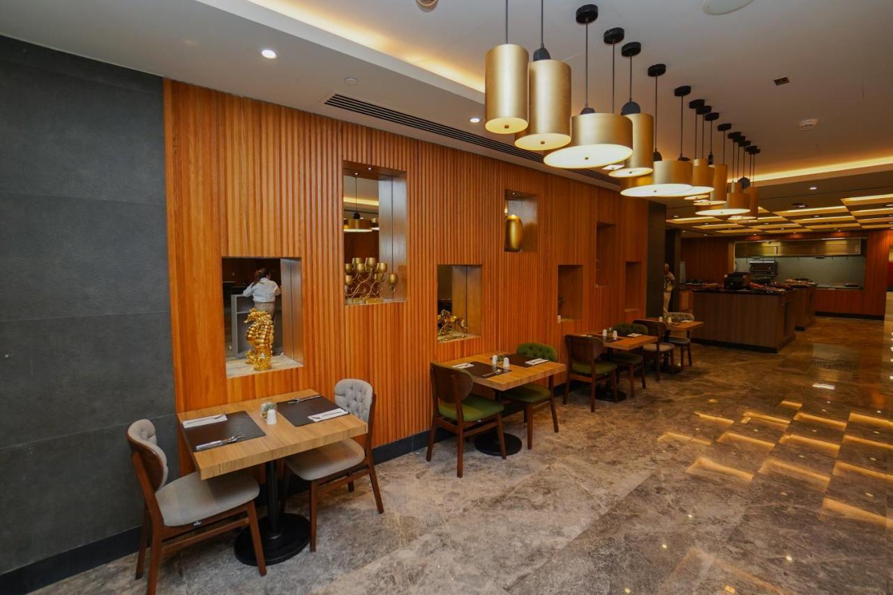The Grand Lux Hotel 도하 외부 사진 The interior of the restaurant