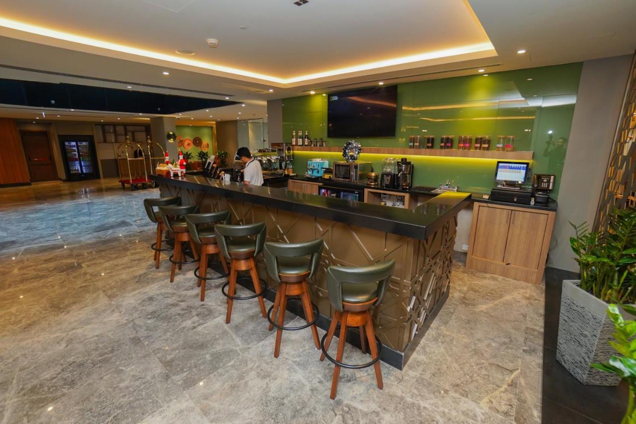 The Grand Lux Hotel 도하 외부 사진 The bar at the lounge