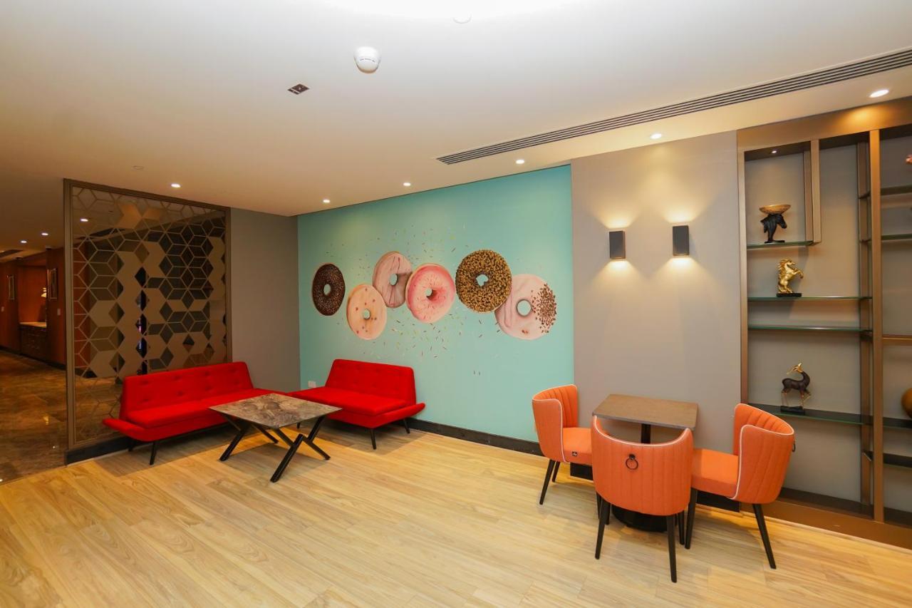The Grand Lux Hotel 도하 외부 사진 The lounge at the airport