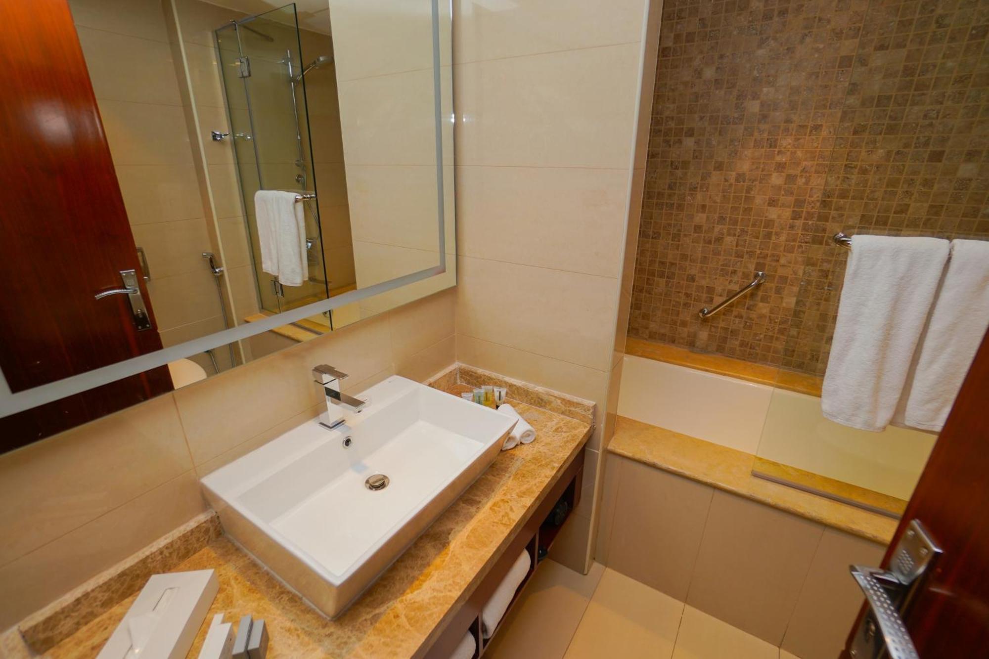 The Grand Lux Hotel 도하 외부 사진 Bathroom