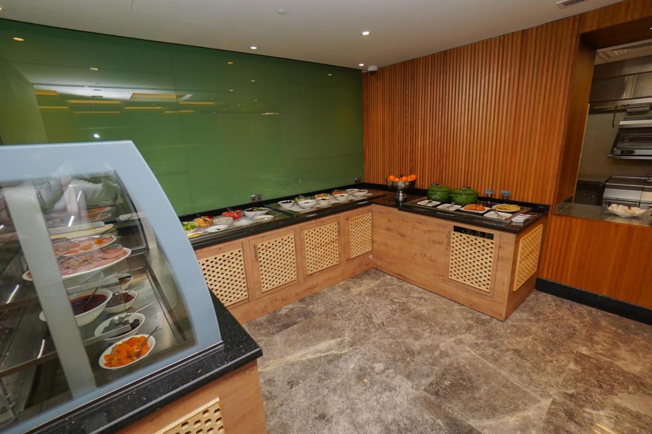 The Grand Lux Hotel 도하 외부 사진 A salad bar at a hotel