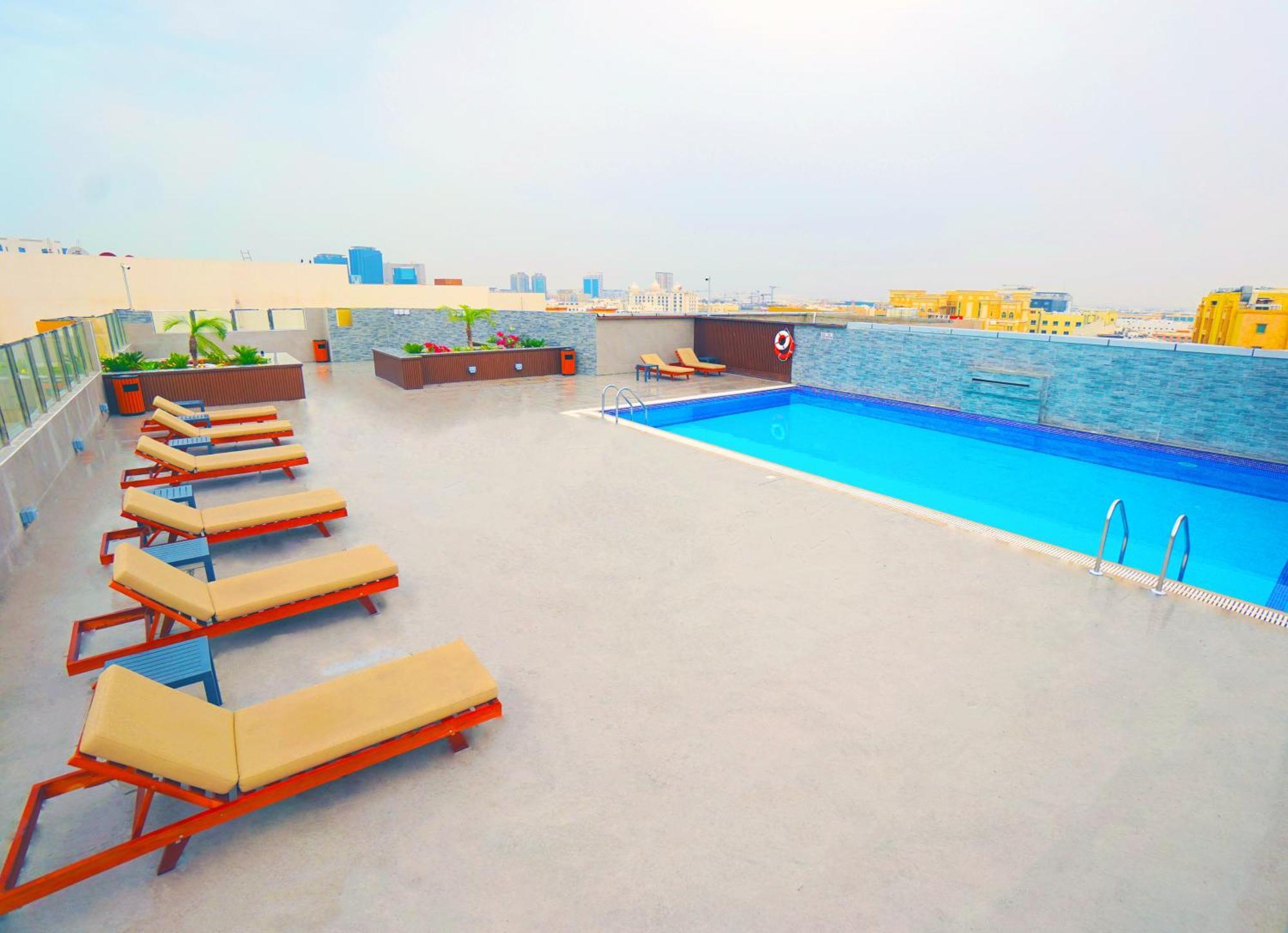 The Grand Lux Hotel 도하 외부 사진 Rooftop pool at the hotel